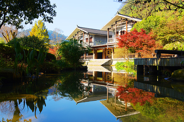 張家界黃龍洞景區(qū)：初冬秋色艷，游客樂(lè)享休閑時(shí)光（組圖）